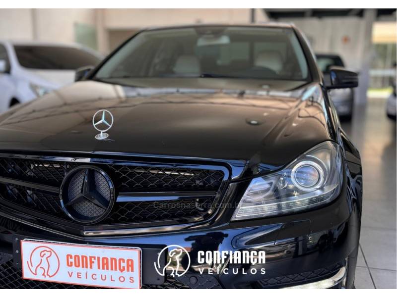 MERCEDES-BENZ - C 180 - 2013/2014 - Preta - R$ 79.900,00