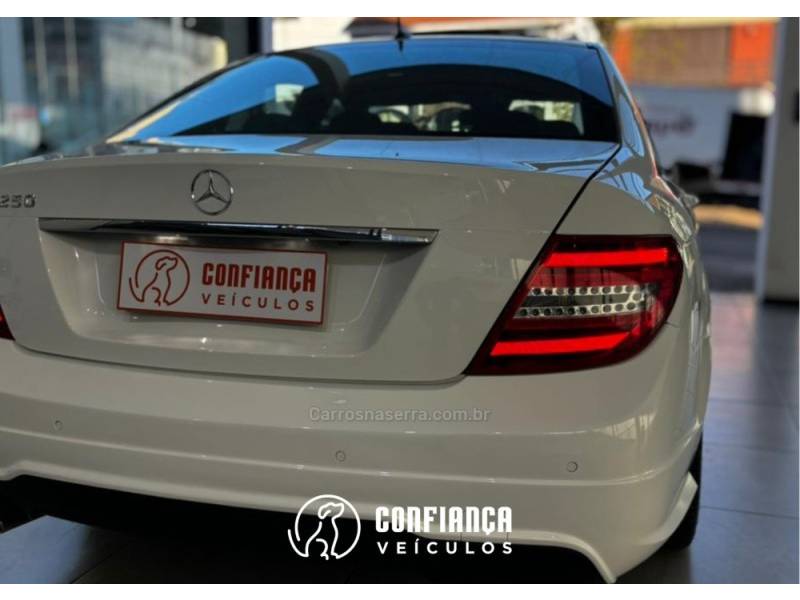 MERCEDES-BENZ - C 250 - 2013/2014 - Branca - R$ 105.900,00