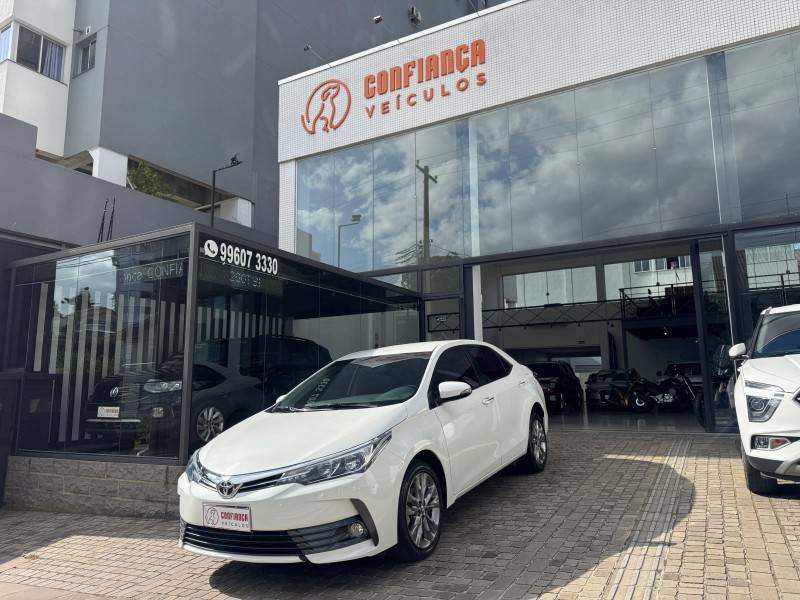 TOYOTA - COROLLA - 2018/2019 - Branca - R$ 108.900,00