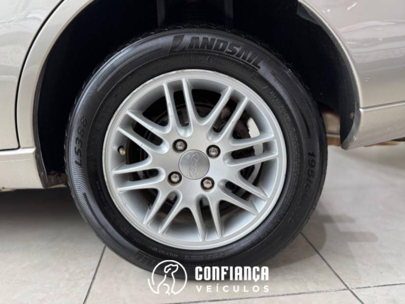 FORD - FOCUS - 2003/2003 - Prata - R$ 18.900,00