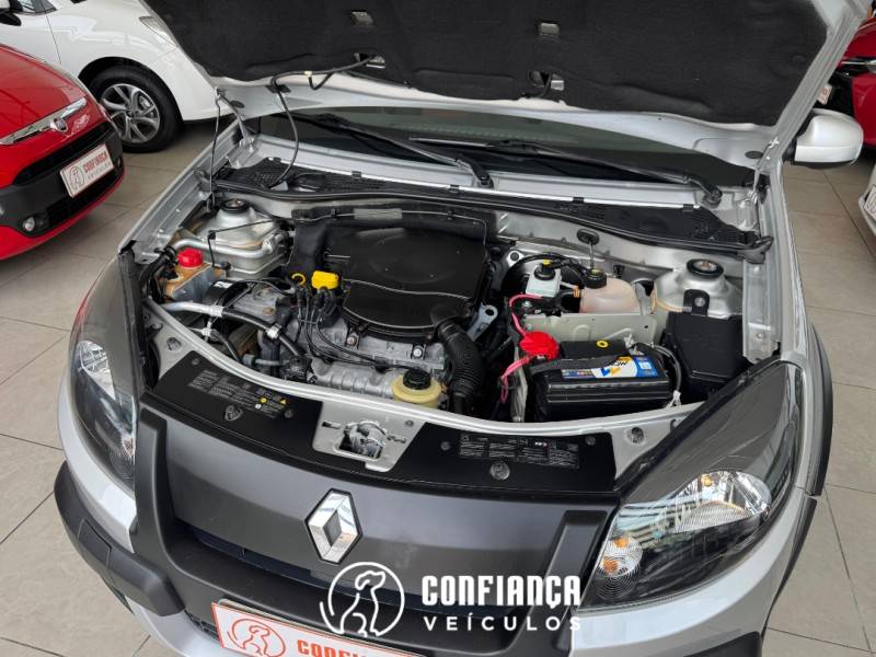 RENAULT - SANDERO - 2013/2014 - Prata - R$ 44.900,00