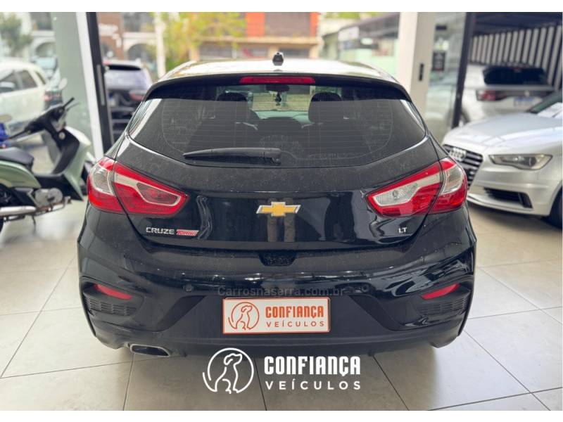 CHEVROLET - CRUZE - 2018/2019 - Preta - R$ 88.900,00