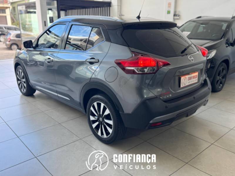NISSAN - KICKS - 2016/2017 - Cinza - R$ 83.900,00