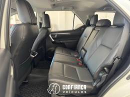 TOYOTA - HILUX SW4 - 2024/2024 - Branca - R$ 342.900,00