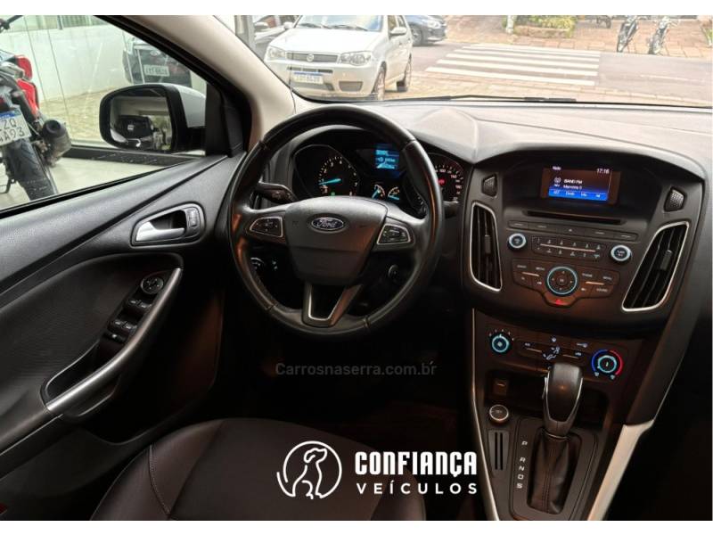 FORD - FOCUS - 2015/2016 - Branca - R$ 59.900,00