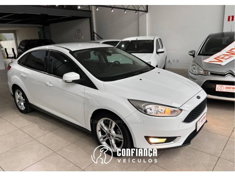 FORD - FOCUS - 2015/2016 - Branca - R$ 59.900,00