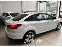 FORD - FOCUS - 2015/2016 - Branca - R$ 59.900,00