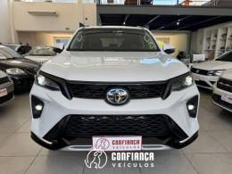 TOYOTA - HILUX SW4 - 2024/2024 - Branca - R$ 342.900,00