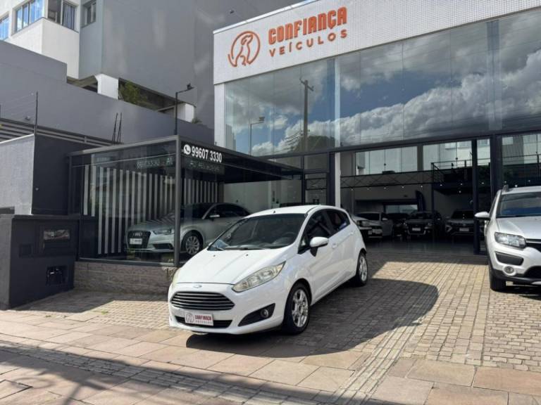 FORD - FIESTA - 2014/2015 - Branca - R$ 45.900,00