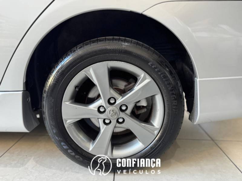 TOYOTA - COROLLA - 2013/2014 - Prata - R$ 74.900,00