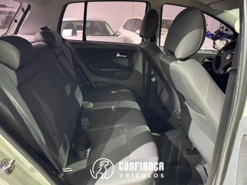 VOLKSWAGEN - FOX - 2010/2010 - Bege - R$ 36.900,00