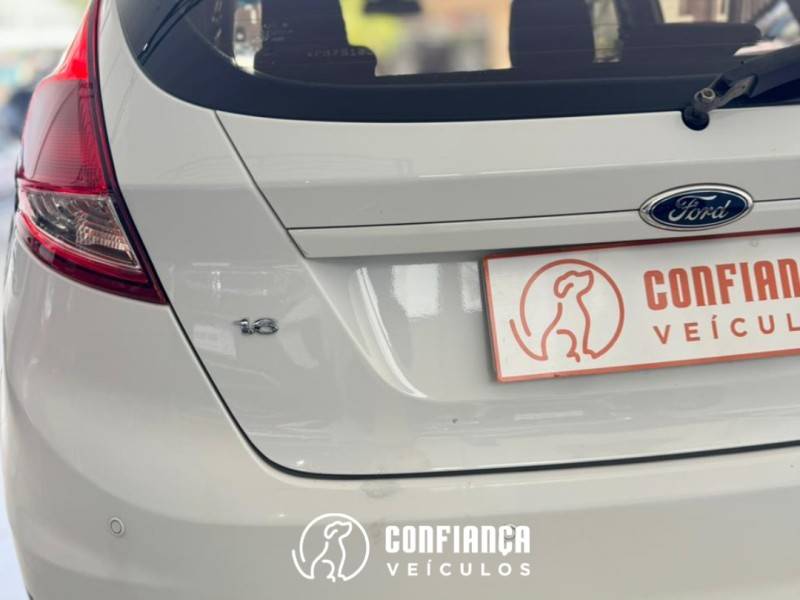 FORD - FIESTA - 2014/2015 - Branca - R$ 45.900,00