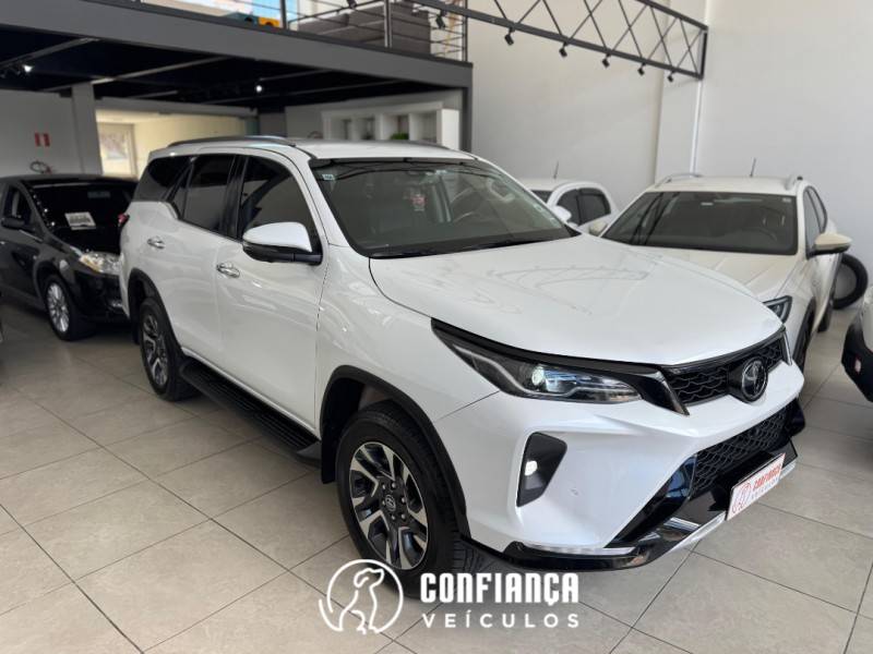 TOYOTA - HILUX SW4 - 2024/2024 - Branca - R$ 342.900,00