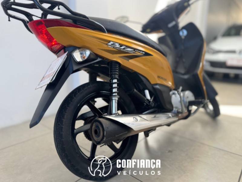 HONDA - BIZ 125 - 2011/2011 - Dourada - R$ 11.390,00