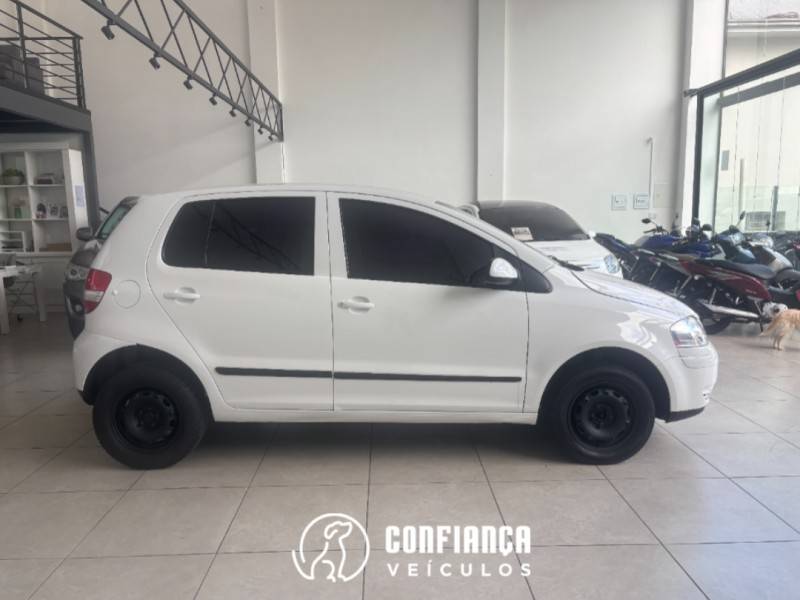 VOLKSWAGEN - FOX - 2006/2007 - Branca - R$ 21.900,00