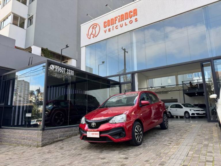 TOYOTA - ETIOS - 2017/2018 - Vermelha - R$ 61.900,00