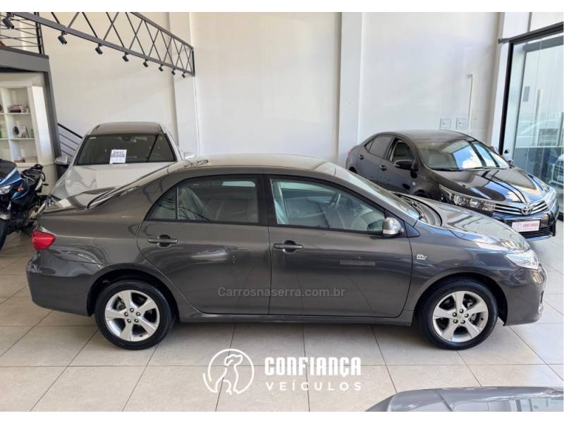 TOYOTA - COROLLA - 2011/2012 - Cinza - R$ 64.900,00