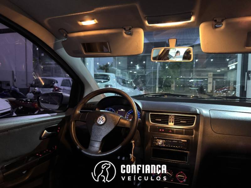 VOLKSWAGEN - FOX - 2010/2010 - Bege - R$ 37.900,00