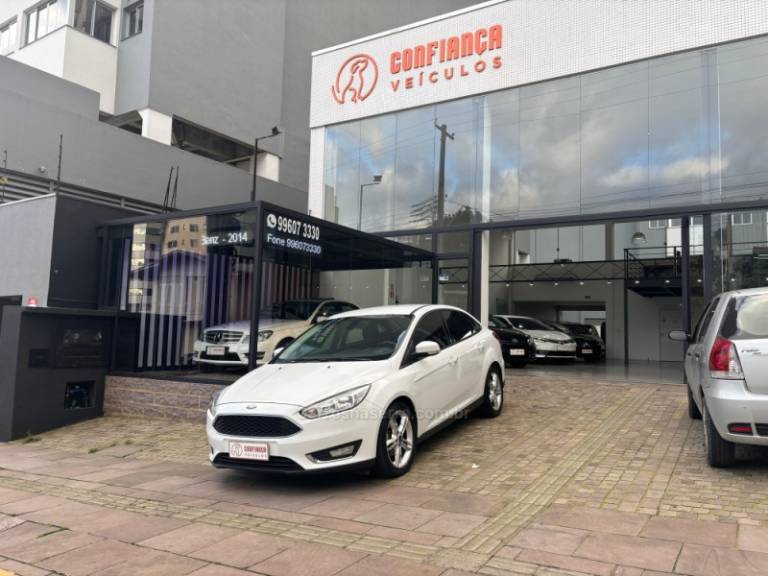 FORD - FOCUS - 2015/2016 - Branca - R$ 59.900,00