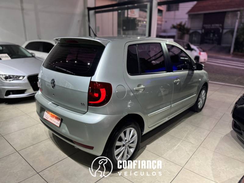 VOLKSWAGEN - FOX - 2010/2010 - Bege - R$ 37.900,00