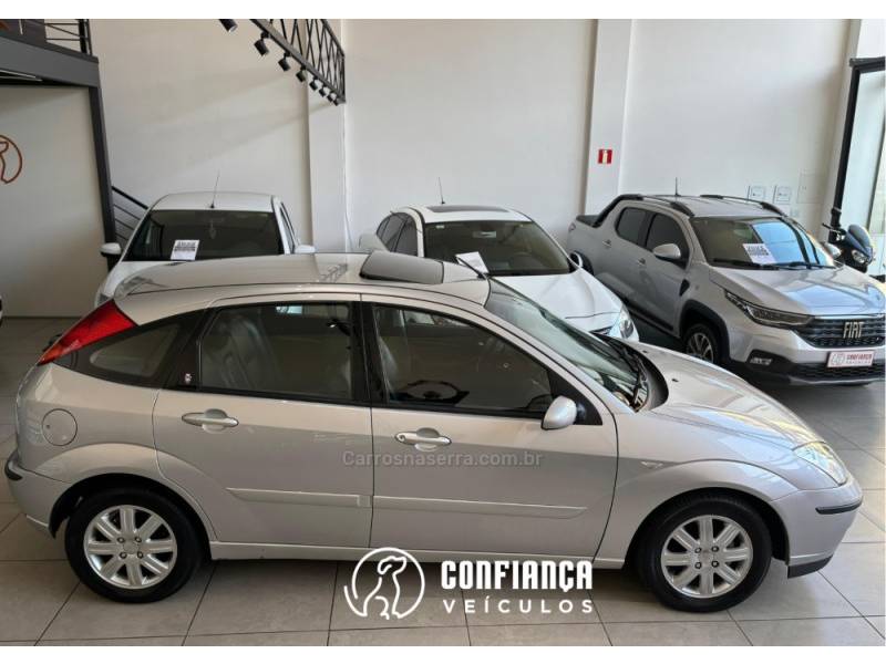 FORD - FOCUS - 2005/2005 - Prata - R$ 26.900,00