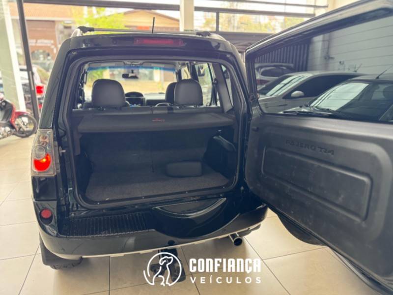MITSUBISHI - PAJERO TR4 - 2012/2013 - Verde - R$ 66.900,00