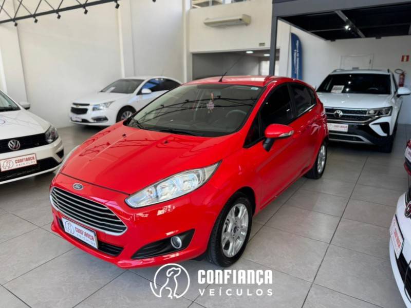 FORD - FIESTA - 2014/2015 - Vermelha - R$ 46.900,00