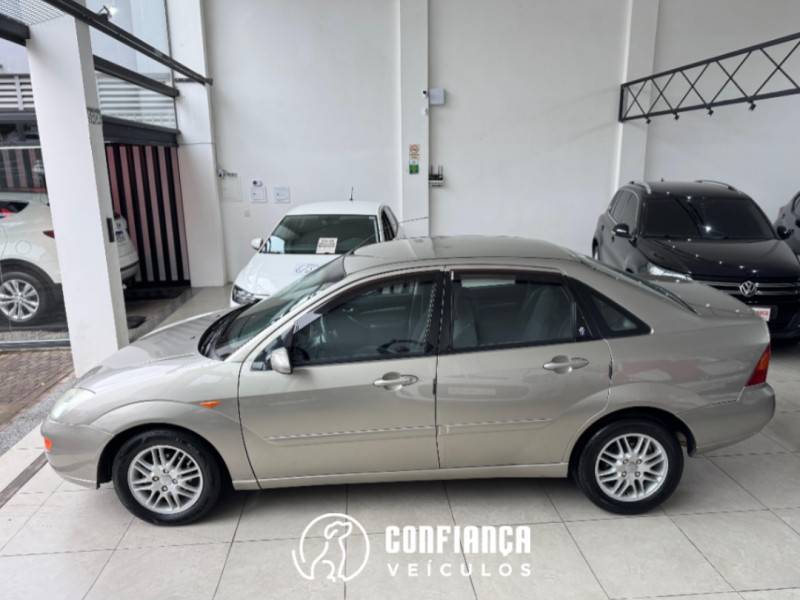 FORD - FOCUS - 2003/2003 - Prata - R$ 18.900,00