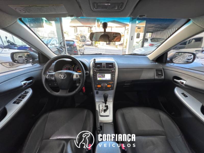 TOYOTA - COROLLA - 2013/2014 - Prata - R$ 74.900,00