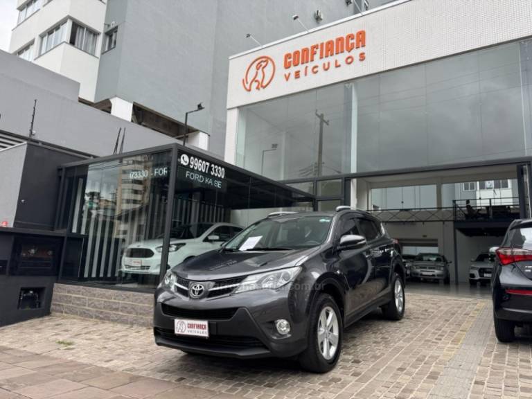 TOYOTA - RAV4 - 2013/2013 - Cinza - R$ 79.900,00