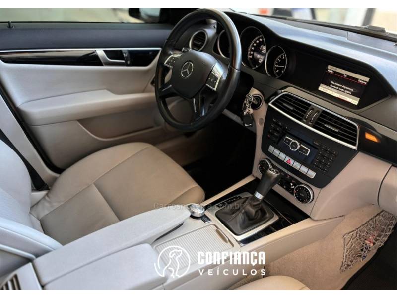 MERCEDES-BENZ - C 180 - 2013/2014 - Preta - R$ 79.900,00