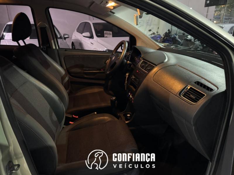 VOLKSWAGEN - FOX - 2010/2010 - Bege - R$ 36.900,00