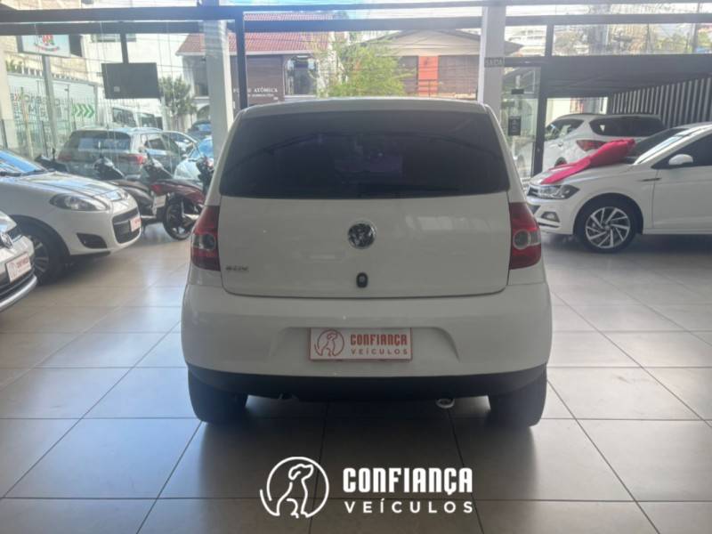 VOLKSWAGEN - FOX - 2006/2007 - Branca - R$ 21.900,00