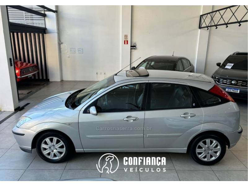 FORD - FOCUS - 2005/2005 - Prata - R$ 26.900,00