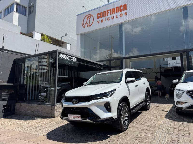 TOYOTA - HILUX SW4 - 2024/2024 - Branca - R$ 342.900,00