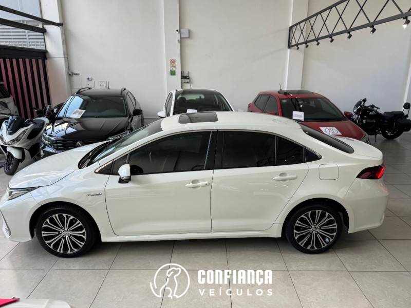 TOYOTA - COROLLA - 2020/2020 - Branca - R$ 132.900,00