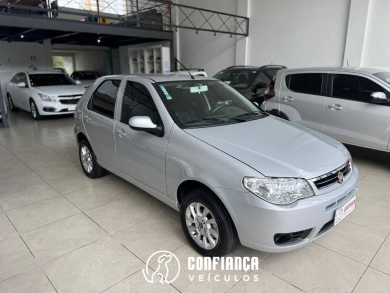 FIAT - PALIO - 2014/2015 - Prata - R$ 35.900,00