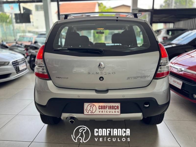 RENAULT - SANDERO - 2013/2014 - Prata - R$ 44.900,00