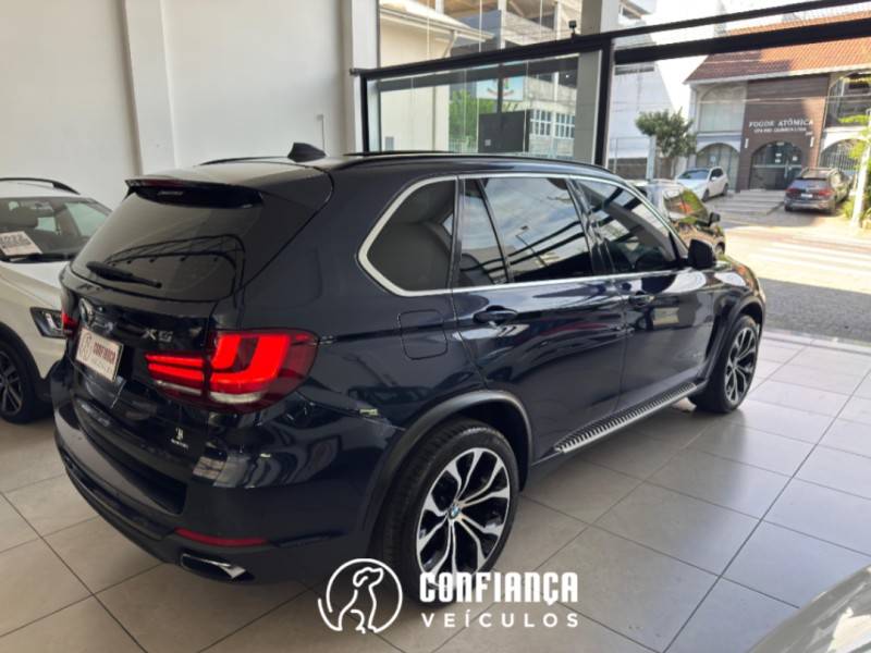 BMW - X5 - 2017/2018 - Azul - R$ 195.900,00