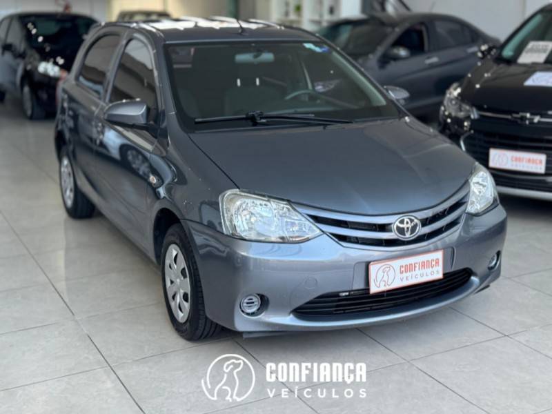 TOYOTA - ETIOS - 2015/2015 - Cinza - R$ 45.900,00