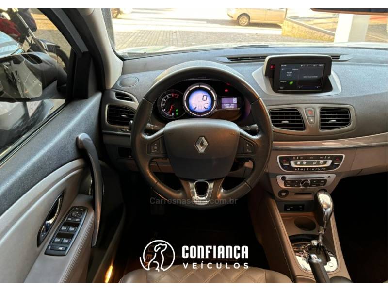 RENAULT - FLUENCE - 2014/2015 - Branca - R$ 61.900,00