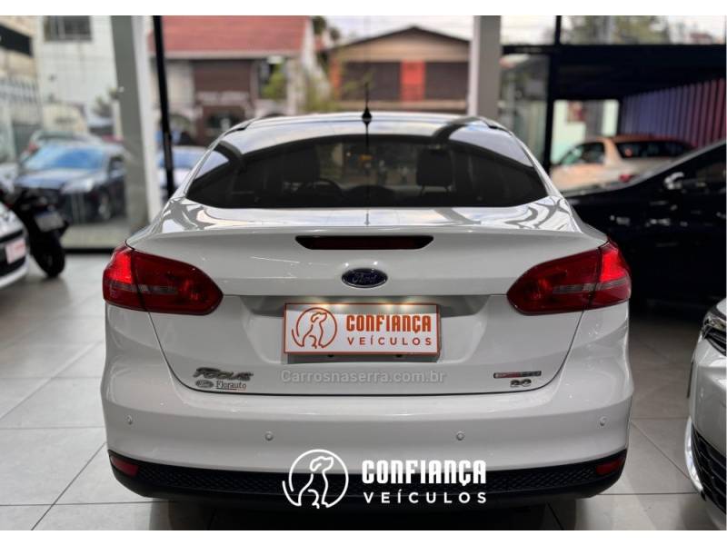 FORD - FOCUS - 2015/2016 - Branca - R$ 59.900,00