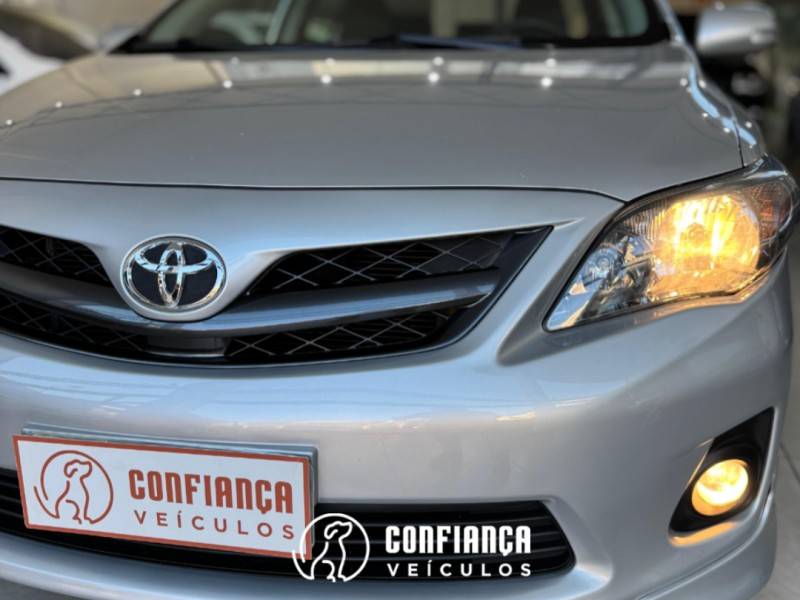 TOYOTA - COROLLA - 2013/2014 - Prata - R$ 74.900,00