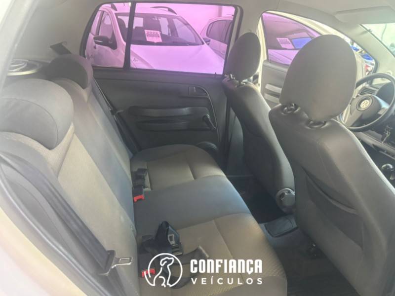 VOLKSWAGEN - FOX - 2006/2007 - Branca - R$ 21.900,00