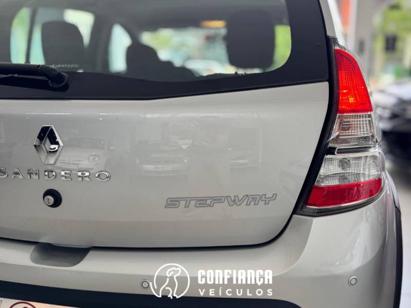 RENAULT - SANDERO - 2013/2014 - Prata - R$ 44.900,00