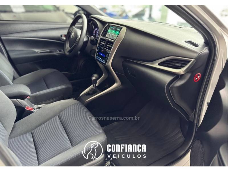 TOYOTA - YARIS - 2021/2022 - Prata - R$ 84.900,00