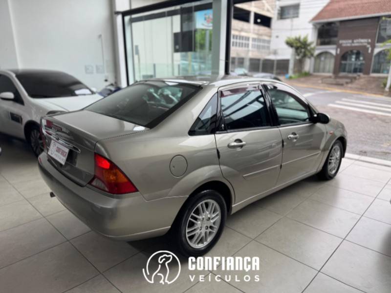 FORD - FOCUS - 2003/2003 - Prata - R$ 18.900,00