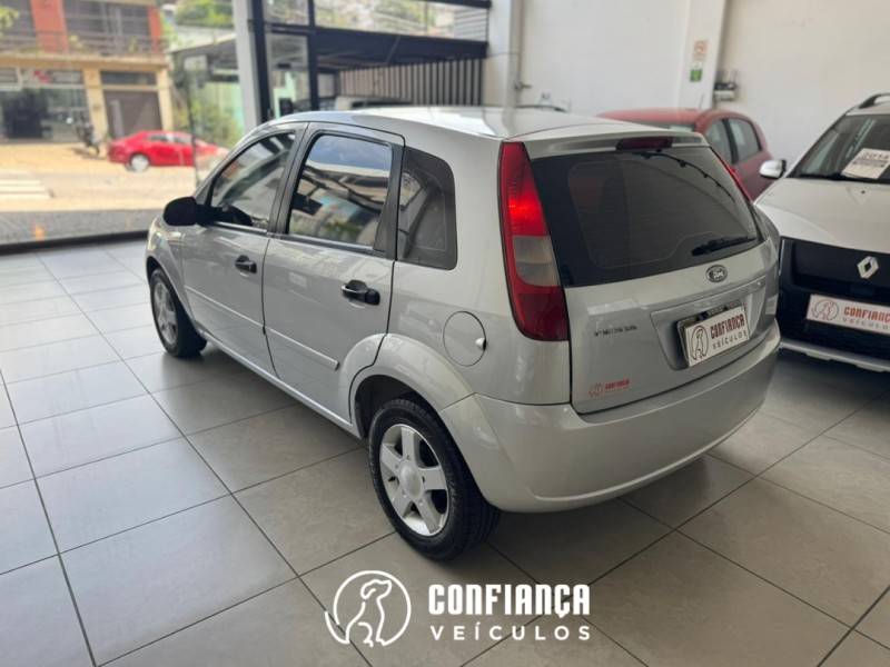 FORD - FIESTA - 2002/2003 - Prata - R$ 19.900,00