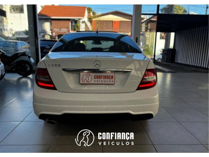 MERCEDES-BENZ - C 250 - 2013/2014 - Branca - R$ 105.900,00