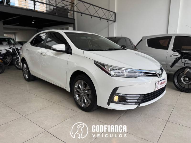 TOYOTA - COROLLA - 2018/2019 - Branca - R$ 108.900,00